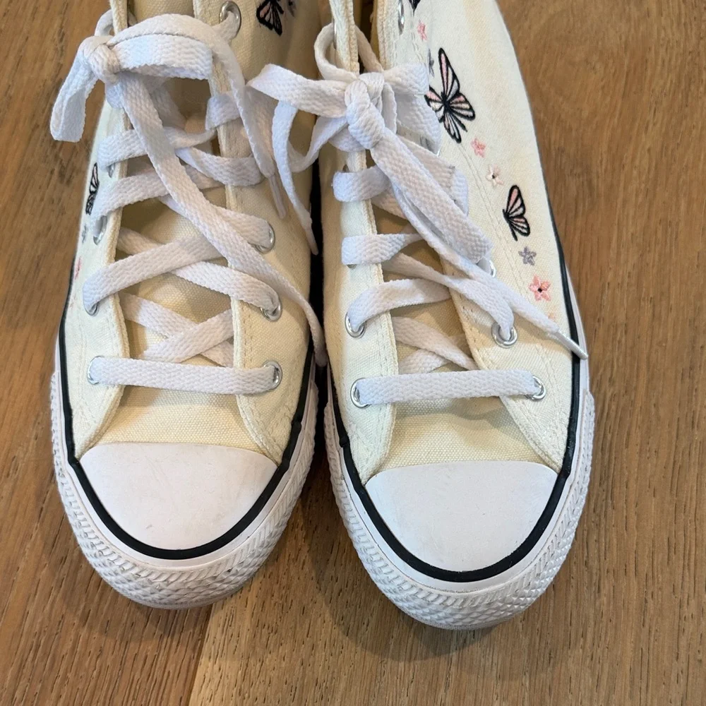 Converse Kids Cream High-Top Sneakers with Pink Butterfly Embroidery